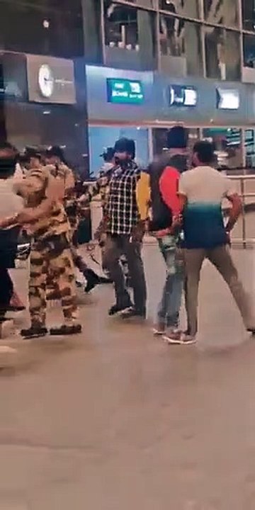 ఎయిర్‌పోర్టులో విజయ్‌ సేతుపతిపై దాడి