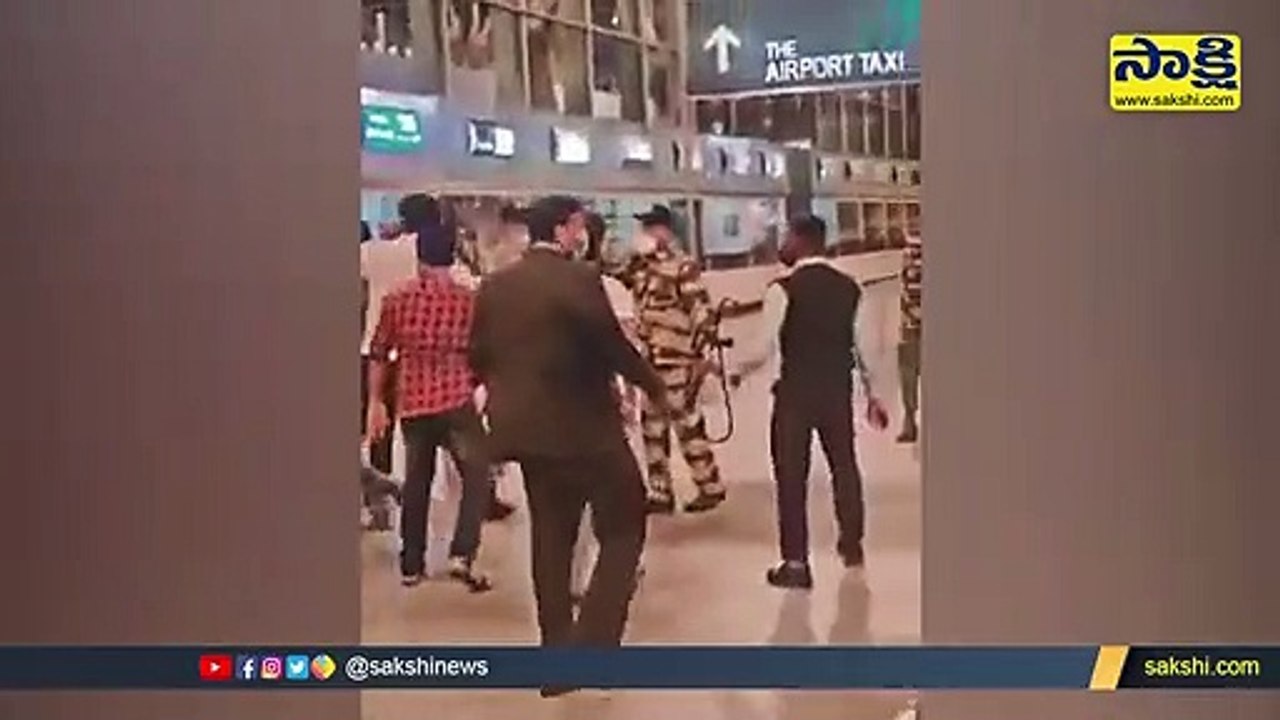 ఎయిర్‌పోర్టులో విజయ్‌ సేతుపతిపై దాడి