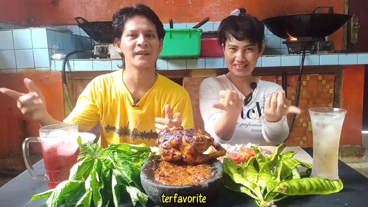 MUKBANG ASMR MAKAN AYAM UTUH BAKAR LALAPAN MENTAH PETE DAUN PEPAYA NASI MERAH