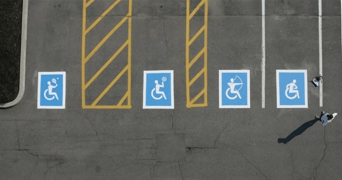 Decathlon remplace le symbole du handicap de ses parkings par des logos sportifs