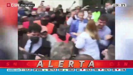El momento en el que Mauricio Macri rompió el micrófono de C5N antes de entrar a declarar al juzgado de Dolores