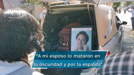 “Lo mataron en la oscuridad y por la espalda": manda mensaje a AMLO viuda de Fredy López