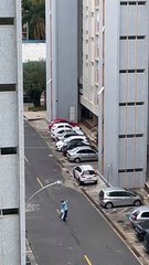 É fome, por favor, é fome': em vídeo, homem implora por comida em Brasília