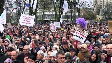 المئات يتظاهرون ضد لقاح كورونا في كييف