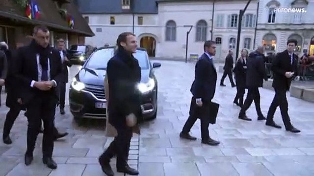 ماكرون يمنح ميركل أعلى وسام في بلاده ويقول في وداعها فرنسا تحبك