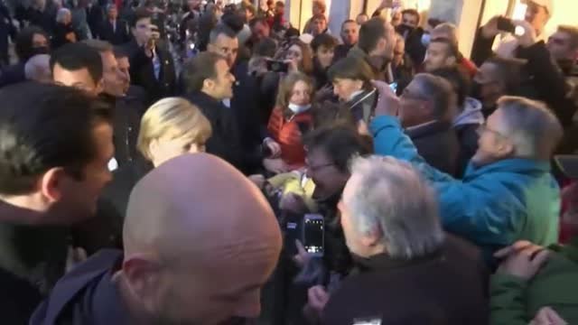 Angela Merkel, aclamada en su visita a Francia