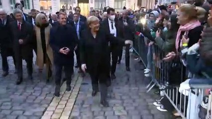 Tour d'addio di Angela Merkel in Francia: Macron la decora con la Legion d'Onore