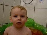 Nathan 2 ans dans le bain