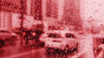شاهد.. هطول الأمطار على سيارة واحدة فقط أثناء العاصفة في إندونيسيا