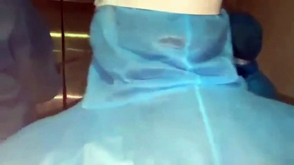 Cứu nhân viên y tế kẹt trong thang máy