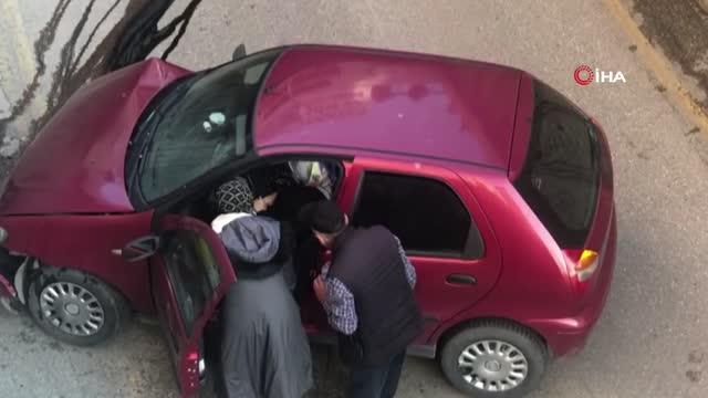 Son dakika haberi... Yine aynı alt geçit yine kaza: Virajı alamayan kadın sürücü duvara çarptı