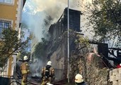 Üsküdar'da iki katlı ahşap bina çıkan yangın nedeniyle çöktü