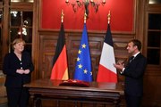 Fransa Cumhurbaşkanı Macron'dan Merkel'e onur nişanı