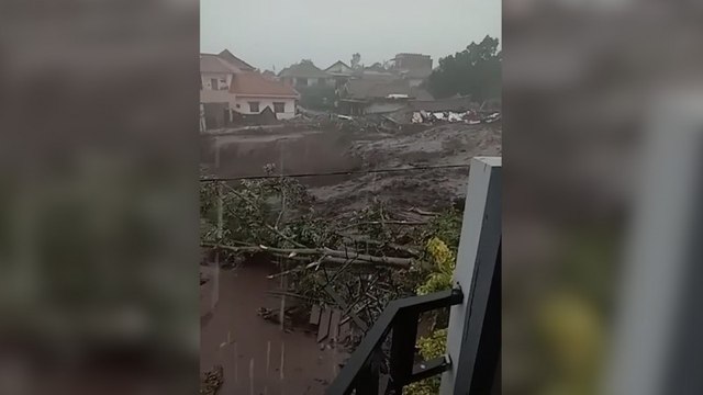 Banjir Bandang Menerjang Desa Sumber Brantas di Jawa Timur