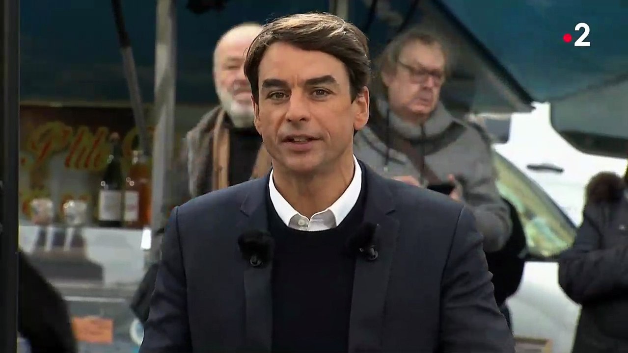 Le "13 Heures" de Julian Bugier perturbé par un manifestant