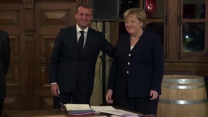Así fue el emotivo abrazo de despedida entre Emmanuel Macron y Angela Merkel