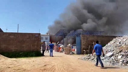 Equipes controlam fogo em empresa de estofados; 3 funcionários ficaram intoxicados