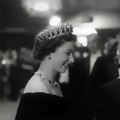 El encuentro entre la reina Isabel II y Marilyn Monroe se hace viral 65 años después