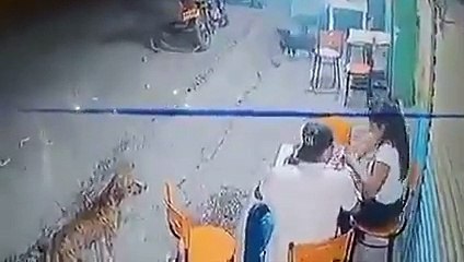 No pierda usted de vista esa mano derecha en forma de gancho