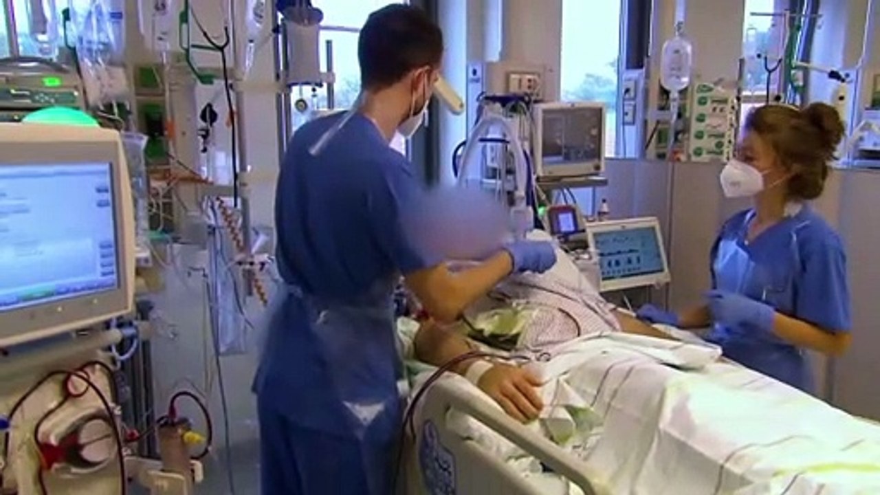 OMS: "Altro mezzo milione di morti entro febbraio". Il Regno Unito autorizza la pillola anti-Covid