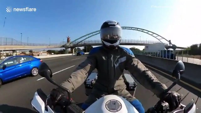 Un motard attrape un détritus en plein vol sur l'autoroute... Joli geste