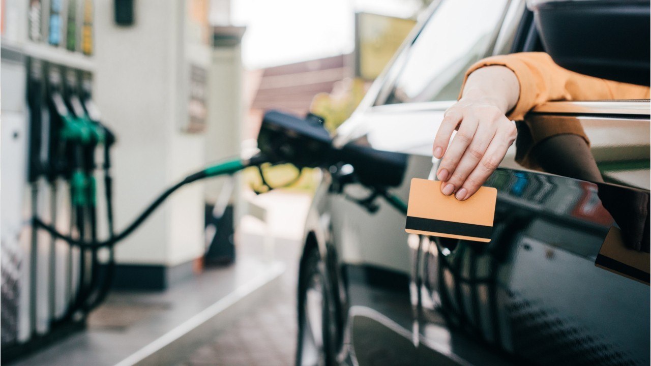 Prix de l’essence : Bruno Le Maire ne veut toujours pas baisser les taxes, Julien Bayou soutient le chèque carburant
