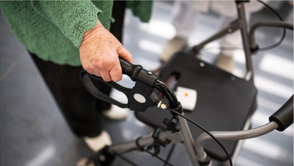 Un pharmacien vend un déambulateur pour un prix astronomique à une octogénaire