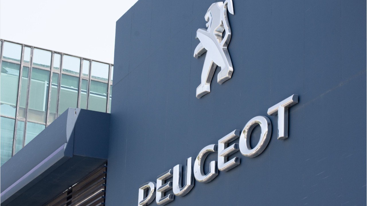Auto : pour Stellantis (Peugeot, Fiat, Opel) et Renault-Dacia, "la crise s’enfonce", Tesla et Hyundai rient