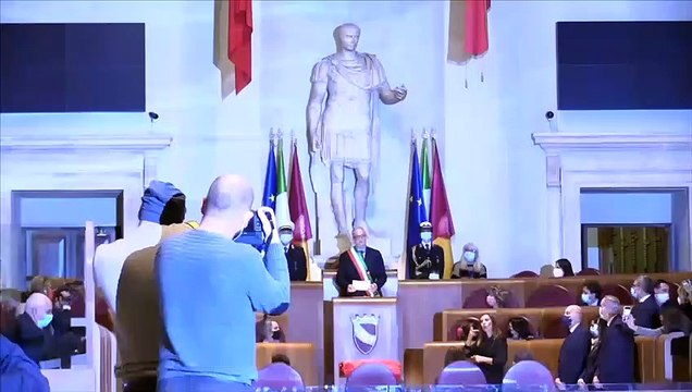 Roma, Gualtieri giura da sindaco e invita i romani a vaccinarsi: Fondamentale per salvare vite