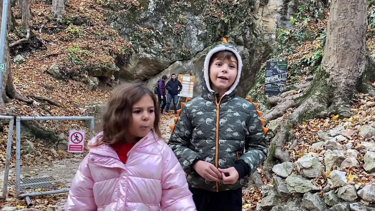 Maya si Antonyo viziteaza Pestera Valea Cetatii
