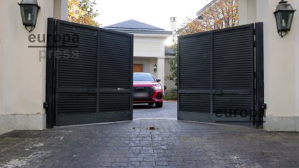 María Teresa Campos, visiblemente triste, sale de su casa antigua junto a Gustavo