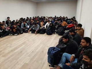 AFYONKARAHİSAR'DA DURDURULAN 3 ARAÇTAN 99 KAÇAK GÖÇMEN ÇIKTI