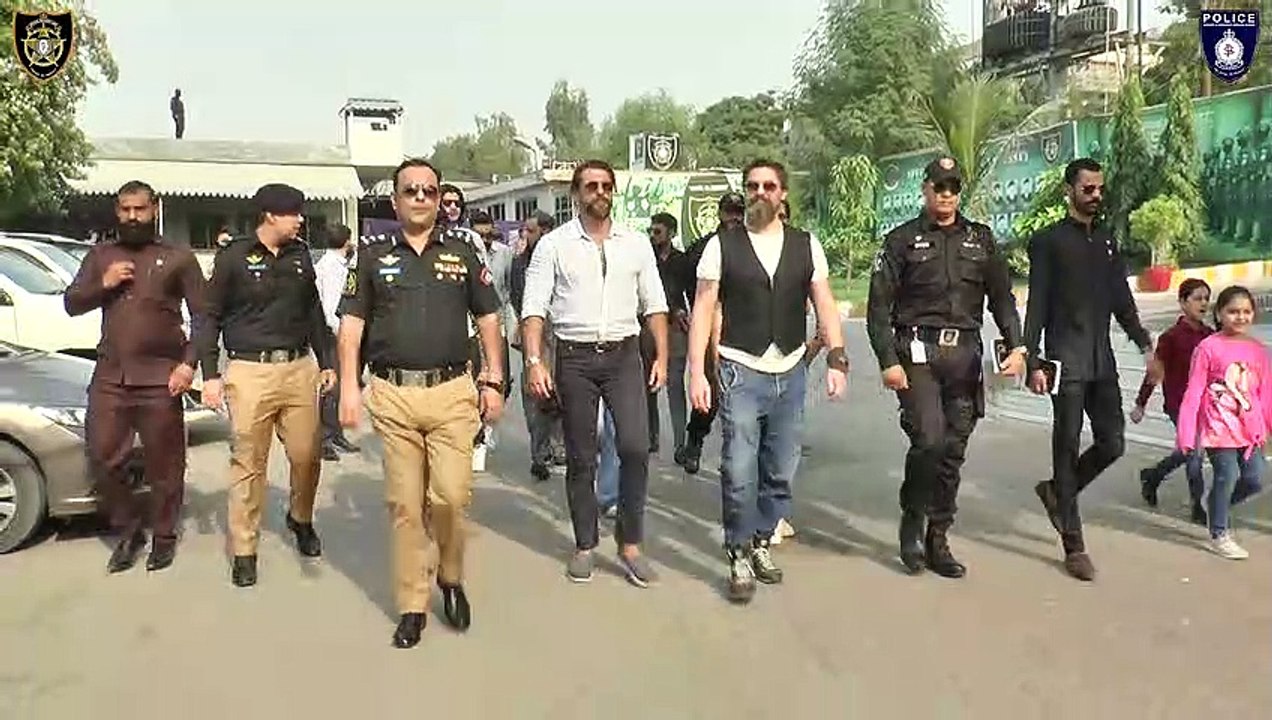 The stars accompanied with DIG Security and Emergency Services Division visited different sections of SSU and appreciated the professional administration and management of the SSU.