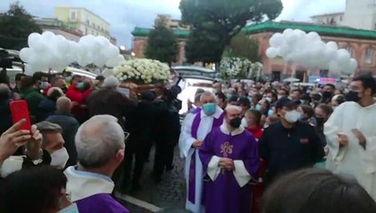 Giovani uccisi, palloncini bianchi e un applauso ai funerali.