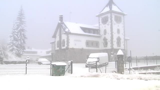 El frío polar y la nieve llena de esperanza las estaciones de esquí