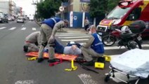 Homem fratura a perna após ser atropelado por moto em Cascavel