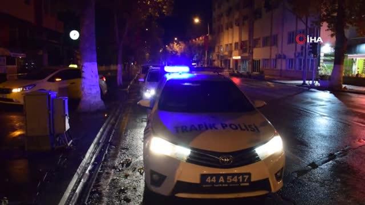 Hafif ticari aracın çarptığı ticari kaldırıma savruldu