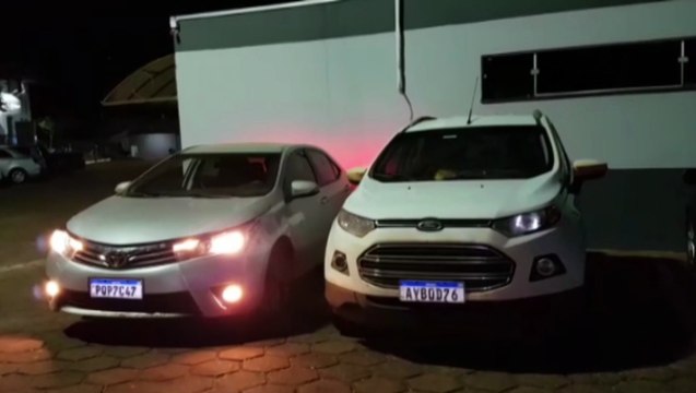 Carros usados durante assalto em Três Barras são encaminhados à delegacia