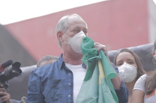 Comentarista fala sobre desistência de Ciro Gomes e diz que político enfrenta crise dentro do PDT