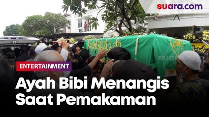 Ayah Bibi Ardiansyah Menangis Saat Prosesi Pemakaman Anak dan Menantu