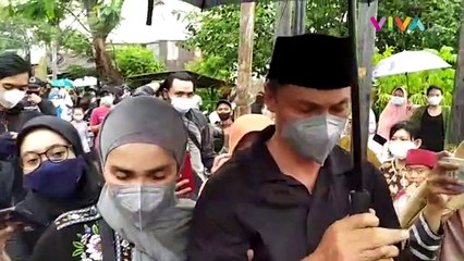 Ussy dan Andhika Hadiri Pemakaman Vanessa dan Suami