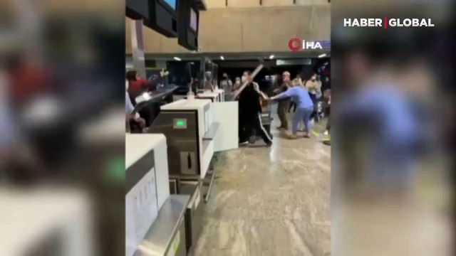 Hava şartları nedeniyle uçuşu iptal olan yolcular havalimanını birbirine kattı