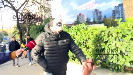 Kiko Rivera saca su peor cara y le echa el humo del cigarro en la cara a la reportera