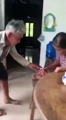 Cụ ông ân cần lo vết thương cho cụ bà