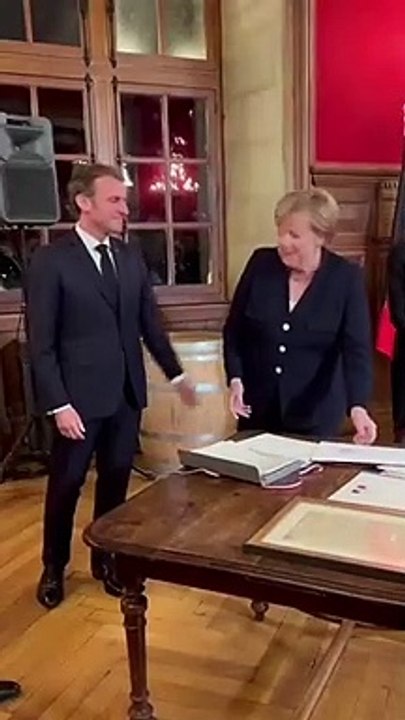 Merkel ile Macron arasında ilginç diyalog: ''Öpüşelim mi, sarılalım mı ?''