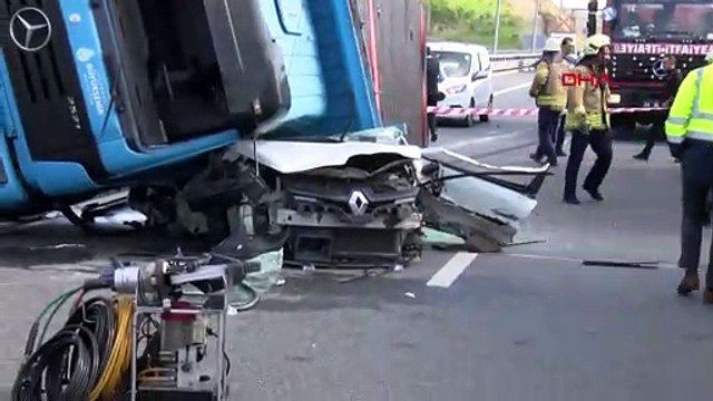 Beton blok yüklü kamyon otomobilin üstüne devrildi, kaza anı böyle görüntülendi
