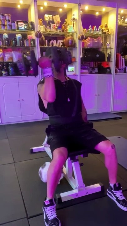 —Gear from @bodyengineers —Happy Friday ! —Salut la famille, j’espère que vous allez bien ? Voici mon entraînement Épaules de ce vendredi soir avec ma charmante kitty d’amour qui me coach avec beaucoup de patience.‍♀️—SAVE This Shoulder Worko