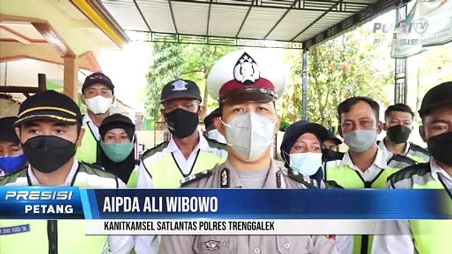 Jumat Berkah, Polantas Polres Trenggalek Bersihkan Masjid