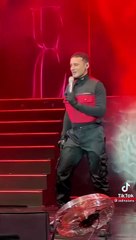 Şarkıcı Edis'in kalçası olay oldu