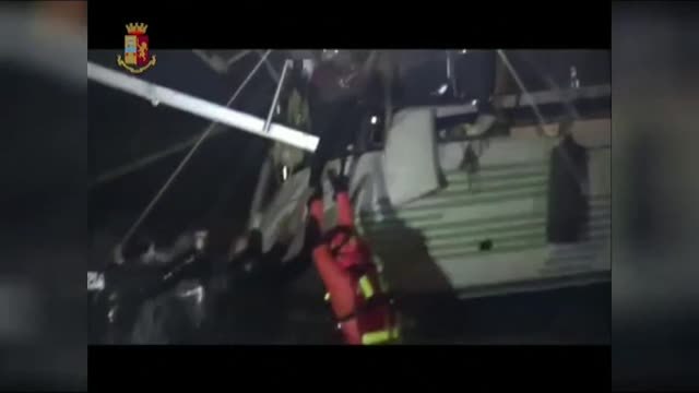 Agónico rescate de dos barcos llenos de inmigrantes encallados en aguas italianas